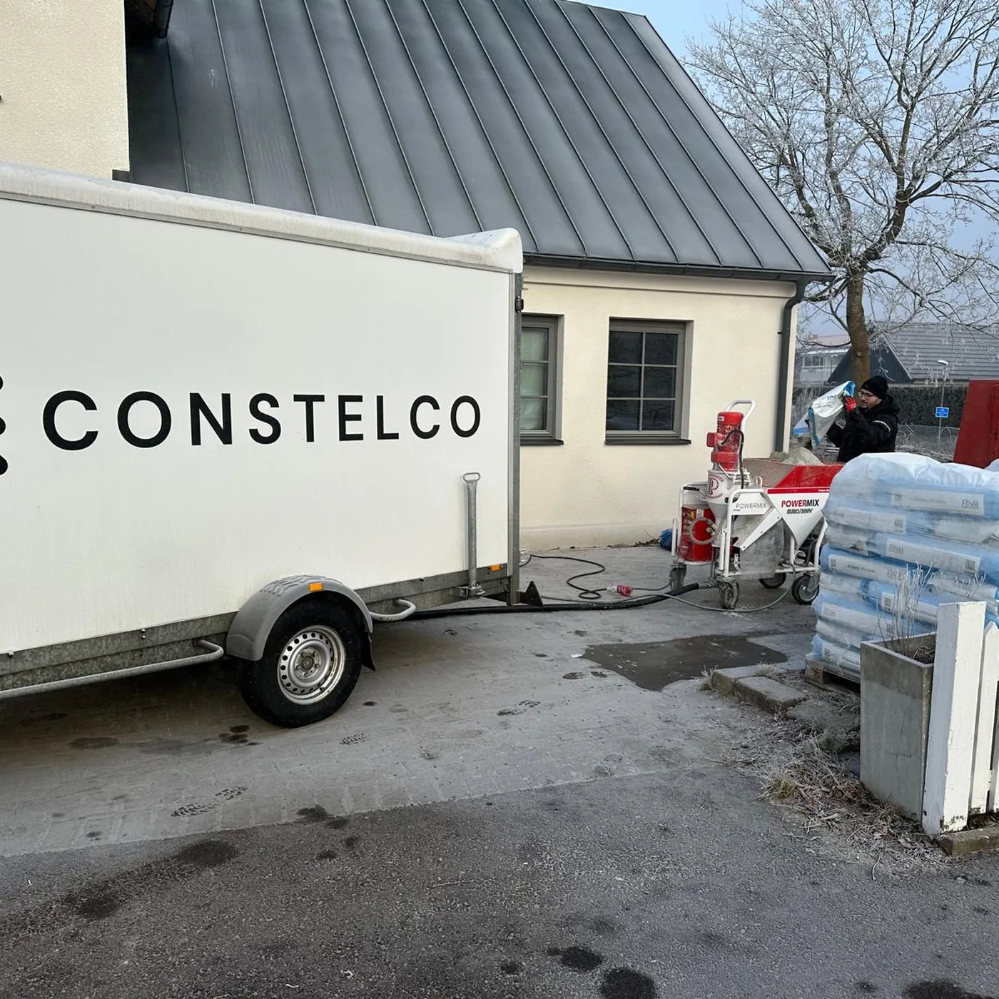 Constelcos arbetssläp med Powermix putsmaskin och Finja bruk på arbetsplats