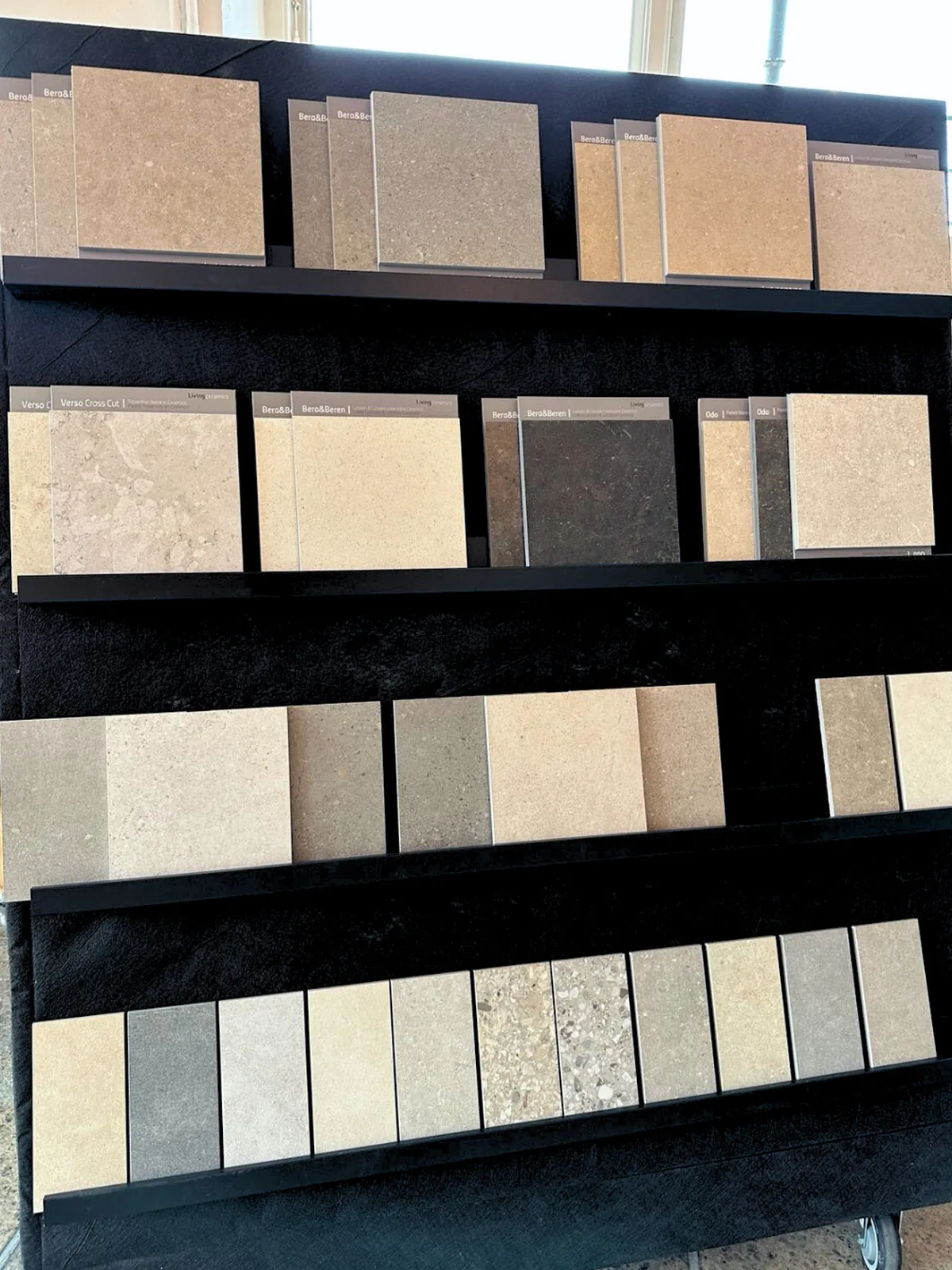 Provkollektion av Bera och Beren granitkeramik från Living Ceramics i Constelcos ateljé